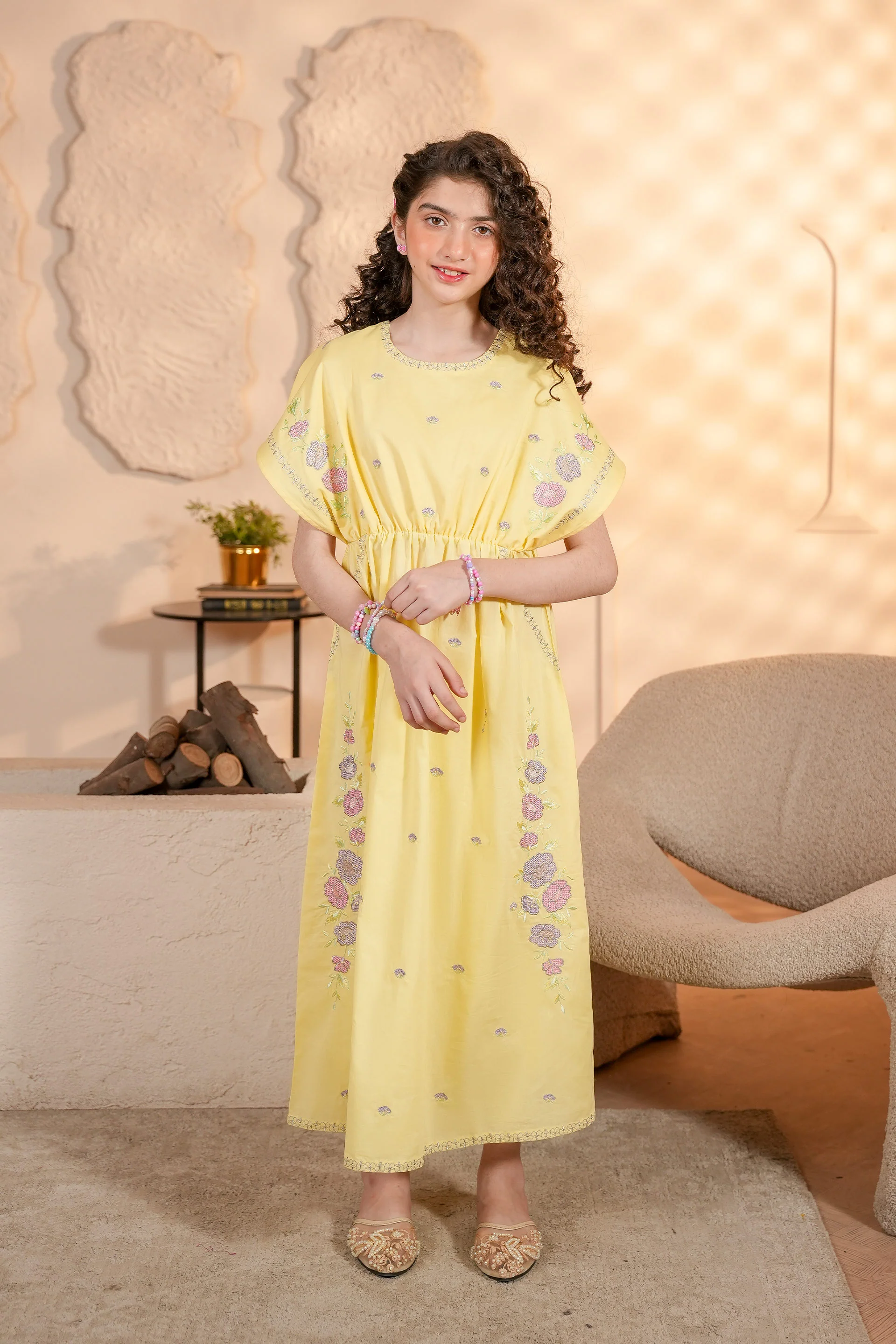 Embroidered Kameez & Capri Trousers (GSK-610)